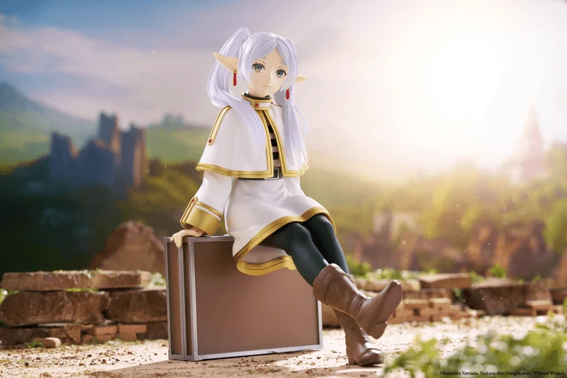 TAITO Frieren: Beyond Journey's End Desktop Cute Figure - Frieren (Trunk Case Ver.) Reissue - Frieren: Beyond Journey's End