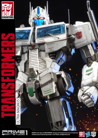 Premium Masterline Transformers: Generation 1 Ultra Magnus 4